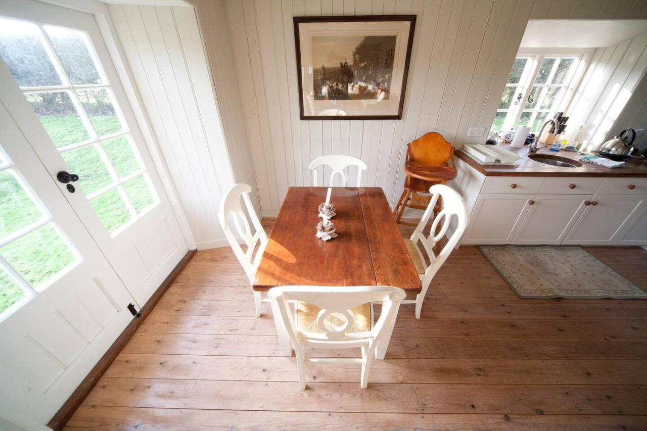 The Lodge: Adorable, Romantic Thatched Cottage Freshwater Esterno foto